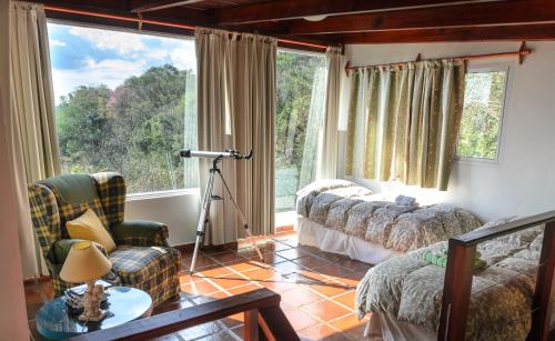 uma sala de estar com duas camas e uma grande janela em Amaraka Lodge em Leandro N. Alem