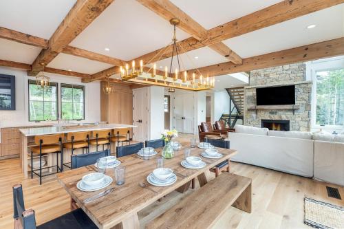 uma sala de jantar e sala de estar com uma mesa de madeira em Overlook House home em Telluride