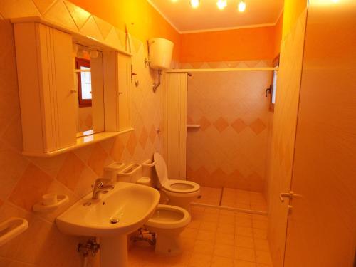 アッリステにあるAppartamenti Blue Houseのバスルーム(トイレ2つ、シンク付)