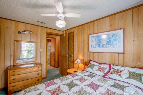 - une chambre avec un lit, une commode et une fenêtre dans l'établissement 7850 - Nepenthe by Resort Realty, à Frisco