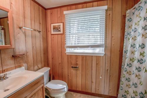 La salle de bains est pourvue de toilettes, d'un lavabo et d'une fenêtre. dans l'établissement 7850 - Nepenthe by Resort Realty, à Frisco