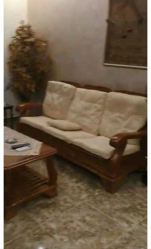 sala de estar con sofá y mesa de centro en شاليه الهيبة alhaybeh chalet, en Amán