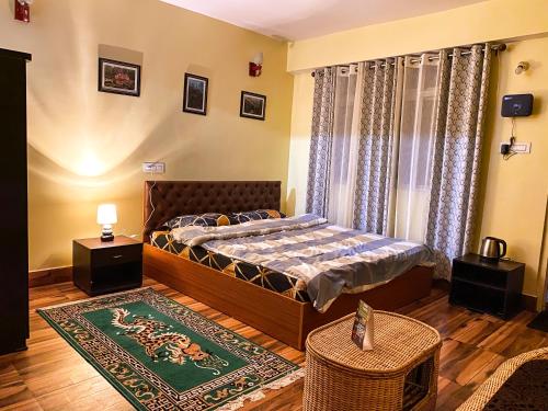 1 dormitorio con cama y alfombra en Syangden Villa, Nagbeli BNB, en Darjeeling