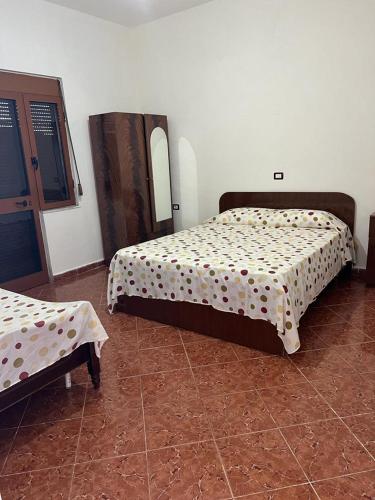 een slaapkamer met 2 bedden in een kamer bij Apartament i kendshem in Kavajë