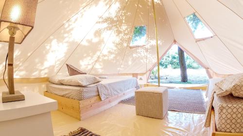 um quarto com uma tenda com duas camas em Panama Kite Center em Punta Chame