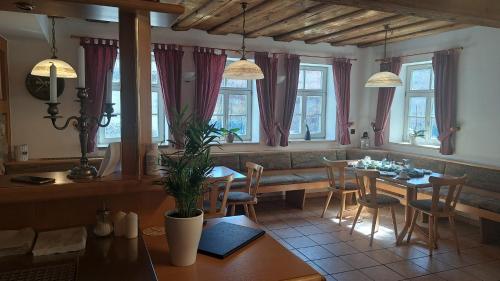 a kitchen and dining room with a table and chairs at Gasthaus "Garni" Am Viehmarkt 