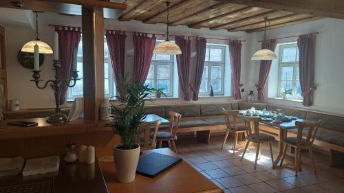 - une cuisine et une salle à manger avec une table et des chaises dans l'établissement Gasthaus "Garni" Am Viehmarkt, 