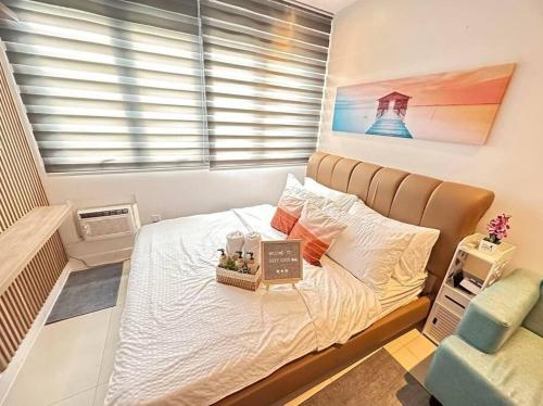 - une petite chambre avec un lit et une boîte dans l'établissement Cozy Studio Penthouse I Wi-Fi I Netflix l Pool, à Manille