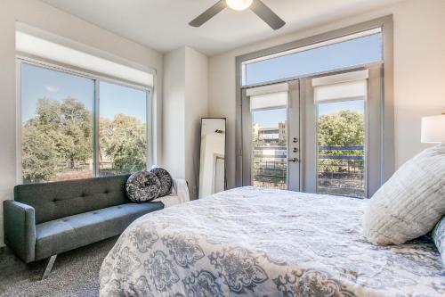 sypialnia z łóżkiem, kanapą i oknami w obiekcie Modern Condo on the RiverWalk #1249 w mieście San Antonio