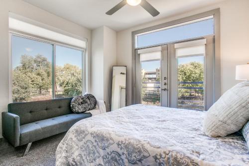 Giường trong phòng chung tại Luxury Condo facing RiverWalk Free Parking Pet Friendly Centrally Located