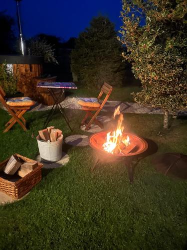 Κήπος έξω από το Cotswold Shepherd hut Hot Tub sauna Dog friendly
