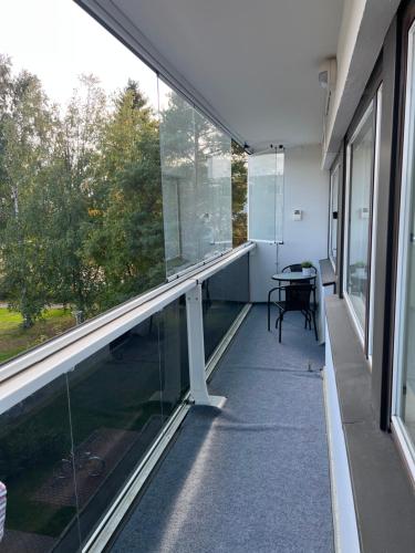 an empty balcony of a building with large windows at Kaksio idyllisellä alueella lähellä luontoa. in Kuopio