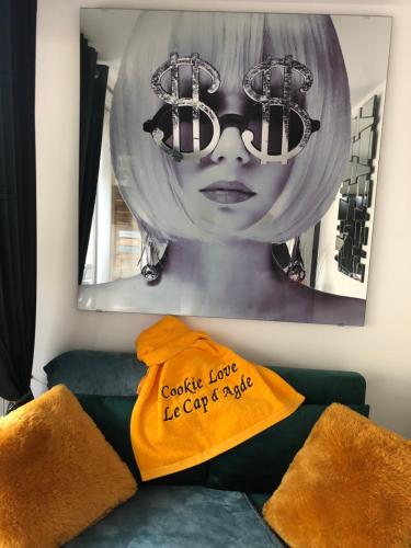 une photo d'une femme avec des lunettes sur un canapé dans l'établissement Cookie Love - entièrement neuf - à 100 m de l'entrée du village naturiste, au Cap d'Agde