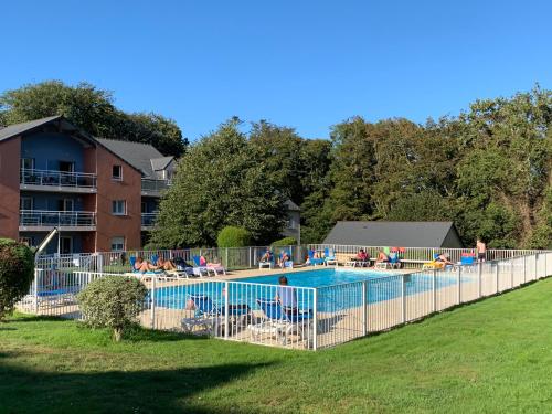 une grande piscine avec des personnes dans un parc dans l'établissement Appartement T3 équipé, à Carantec