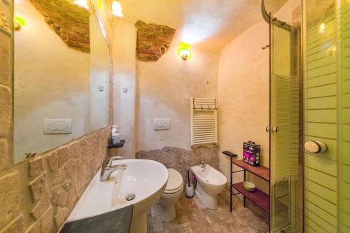 ジェノヴァにあるLa Casa del Marinaioのバスルーム(洗面台、トイレ、シャワー付)