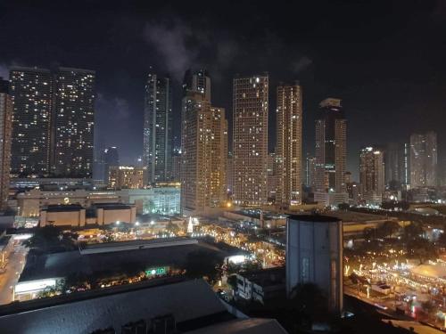 widok na miasto w nocy z oświetleniem w obiekcie SMDC FAME RESIDENCE by Khiel Lucas 1703 w mieście Manila