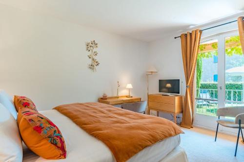 sypialnia z dużym łóżkiem i oknem w obiekcie Le Mas de La Crémaillère w mieście Gréoux-les-Bains