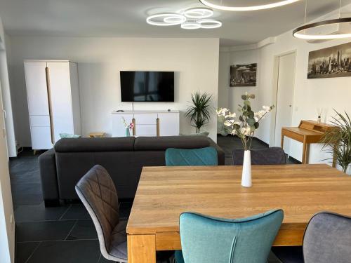 Μια τηλεόραση ή/και κέντρο ψυχαγωγίας στο Modern Apartment Mainz by PMA