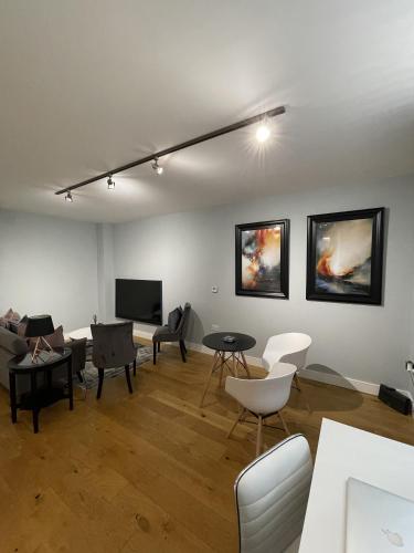 a living room with a couch and a tv at Luxurious Private One Bedroom Apartment in Braintree with Free Parking Near City Centre in Braintree