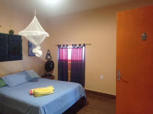 מיטה או מיטות בחדר ב-MERMAID HOUSE, casa charmoso, wifi, parking, jardim, cozinha, central CANOA QUEBRADA