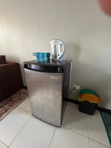 einen kleinen Kühlschrank mit einem Mixer darüber in der Unterkunft 1BR Townhouse + Netflix in Marilao
