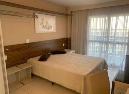 1 dormitorio con cama y ventana grande en FLATS VISION en Brasilia