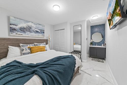 1 dormitorio con 1 cama grande y espejo en Miami Fun Home with Pool & Games L30, en Miami