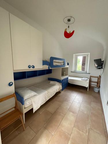 een kamer met 2 stapelbedden en een raam bij La Marchesa in Magliano Alfieri