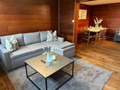 a living room with a couch and a table at Nyoppusset og romslig leilighet med 6 soveplasser i et familievennlig område in Sarpsborg