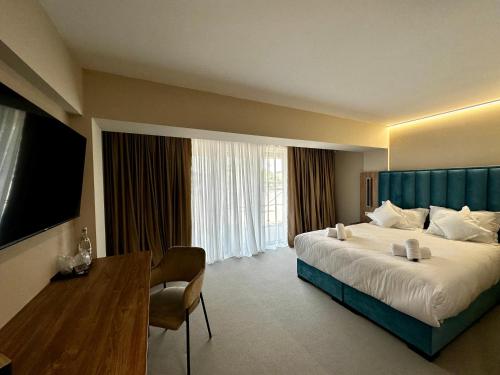 Un pat sau paturi într-o cameră la River Park Hotel