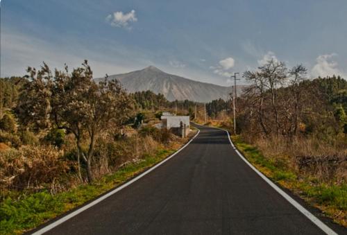 an empty road with a mountain in the background at Vv Casa Muya in Icod de los Vinos