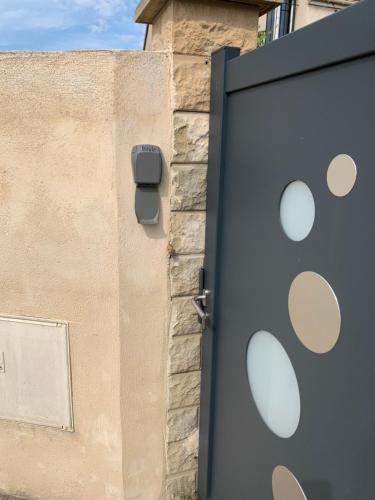 eine Tür mit Kreisen an der Seite eines Gebäudes in der Unterkunft Petit studio proche de l’aéroport Charles de Gaulle in Villepinte