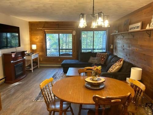 a living room with a table and a couch at Townhouse in Seven Springs 3bed 2bath sleeps 8 aircon wifi in Champion