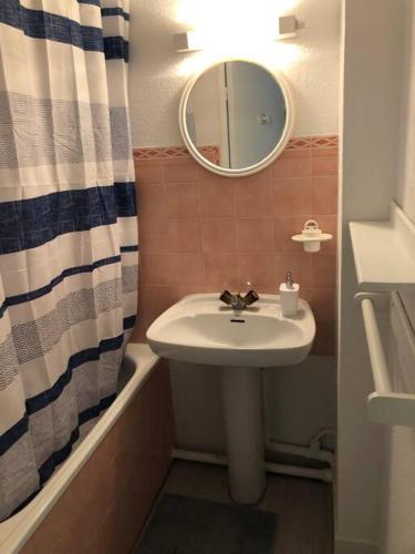 une salle de bain avec un lavabo, un miroir et une baignoire dans l'établissement Agay bay see front, à Saint-Raphaël