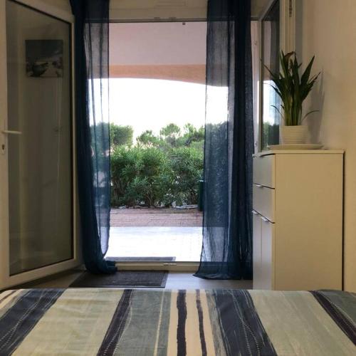 une chambre avec un lit et une grande fenêtre dans l'établissement Agay bay see front, à Saint-Raphaël