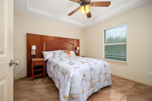 1 dormitorio con 1 cama y ventilador de techo en Hummingbird Haven 2 Cozy Comfort Haven - Parking at No Extra Cost, en Pharr