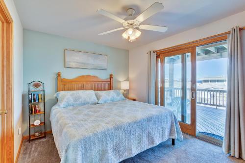 En eller flere senger på et rom på 4749 - Salty Dawgs by Resort Realty