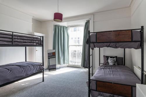 Poschodová posteľ alebo postele v izbe v ubytovaní Quality Stay Rooms