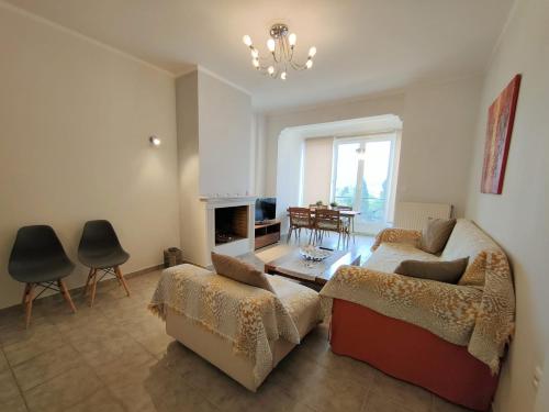 ein Wohnzimmer mit einem Sofa und einem Kamin in der Unterkunft Potamos apartment with view in Potamós