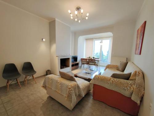 Posezení v ubytování Potamos apartment with view