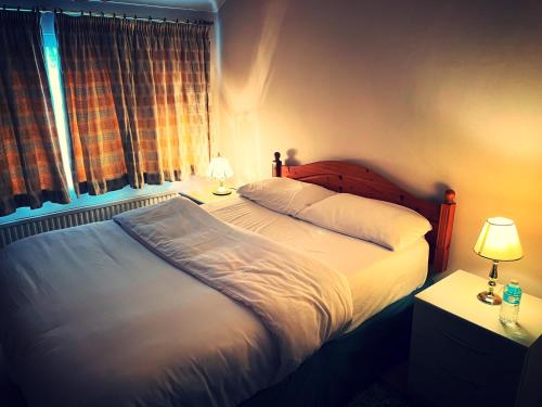 1 dormitorio con cama y ventana en God’s Abode, en Windsor