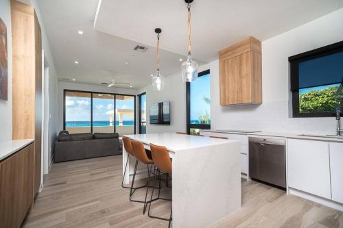 una cocina con una isla grande en una cocina con sofá en Luxury Ocean front SeaDreams 2 with 7 Mile Beach Views en West Bay