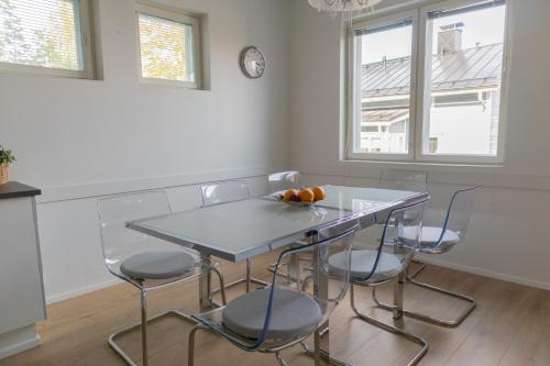 comedor con mesa y sillas en Villa Rajaportti 1st&2nd floor Loft with lakeview and free front door parking with electric car plug, en Tampere