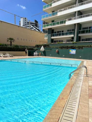 Luxury Seafront 3BR with Pool by ArcoBnbの敷地内または近くにあるプール