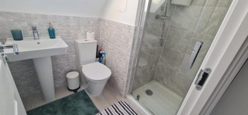 une salle de bain avec une douche, des toilettes et un lavabo dans l'établissement Modern Bed at Bicester Village, Kingsmere, à Bicester