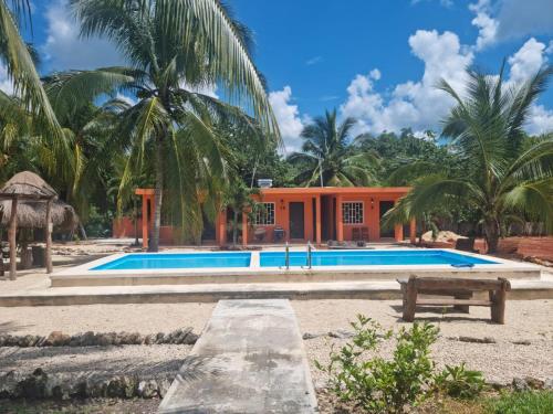 巴卡拉爾的住宿－Bacalar Sunshine，海滩上带游泳池的房子
