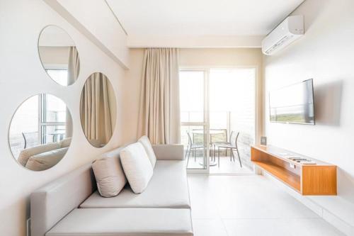 uma sala de estar com um sofá e um espelho em Salinas Exclusive Resort em Salinópolis
