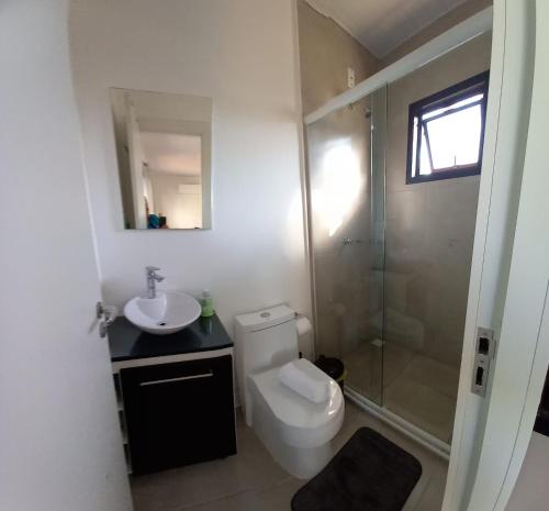 La salle de bains est pourvue de toilettes, d'un lavabo et d'une douche. dans l'établissement Recanto das Gralhas, à São Francisco de Paula