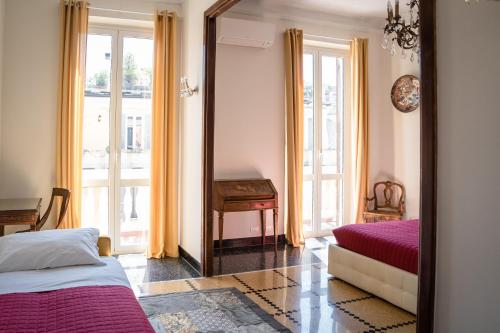 1 dormitorio con espejo, cama y escritorio en The Chandelier, en Génova