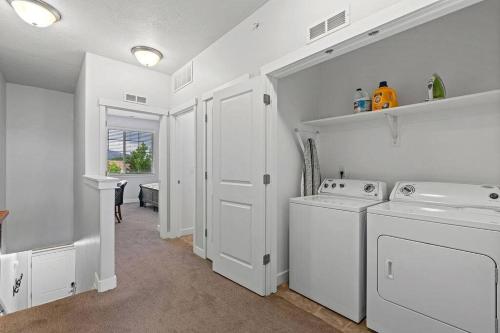 una lavanderia bianca con lavatrice e asciugatrice di Spacious 2-Story, Pet&Fam Friendly, WFH, Gym&Pool a Draper